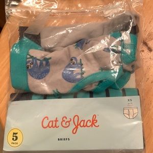 NEW in Bag. 4 Pairs Size 5 Briefs